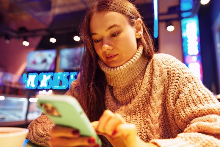 Kartu fokus ulasan pengguna mobile Indonesia